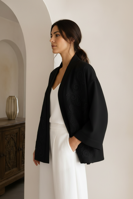 Veste Xari Noir — pose 3/4