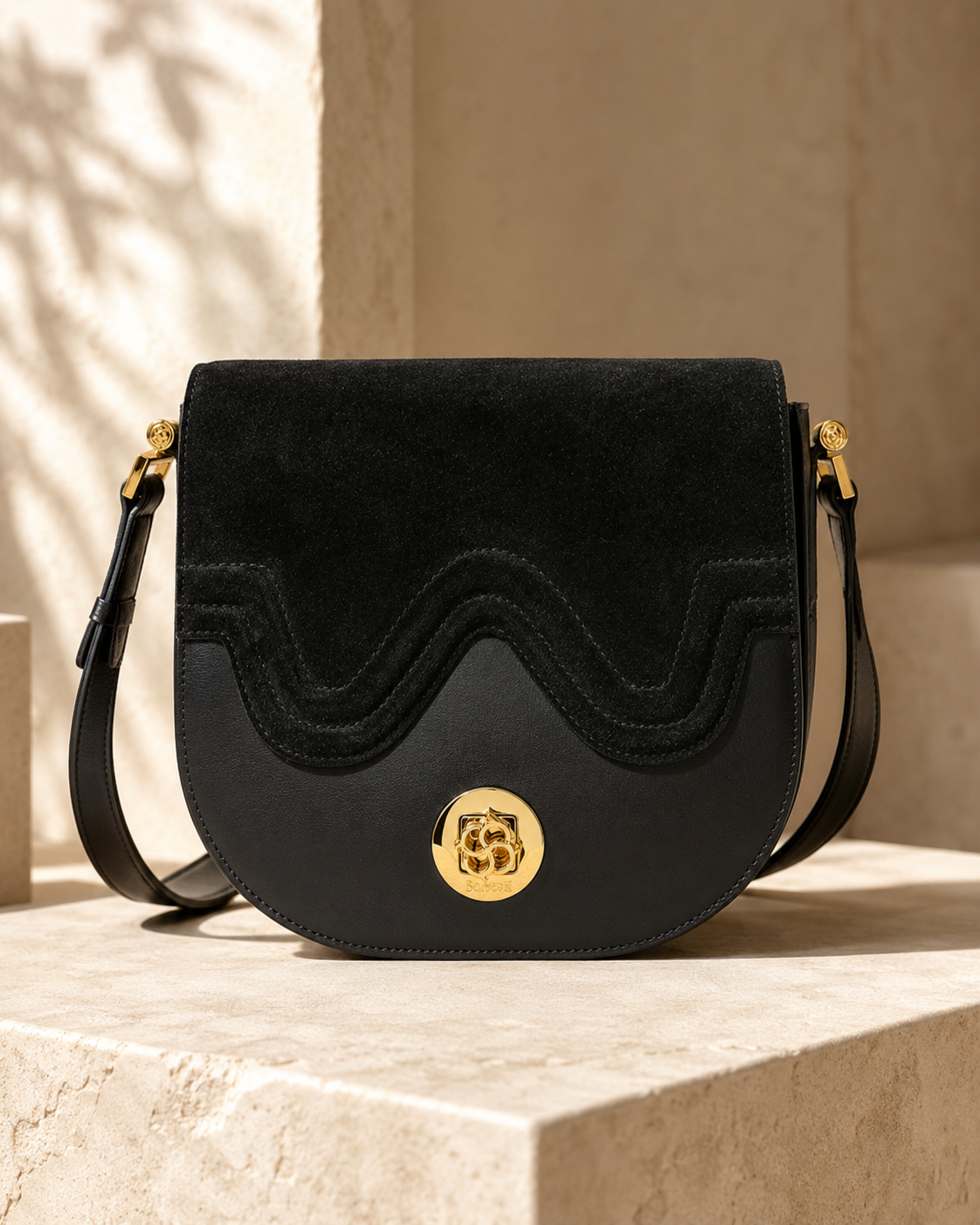 Intérieur du sac saddle noir, doublure noire et verrou doré